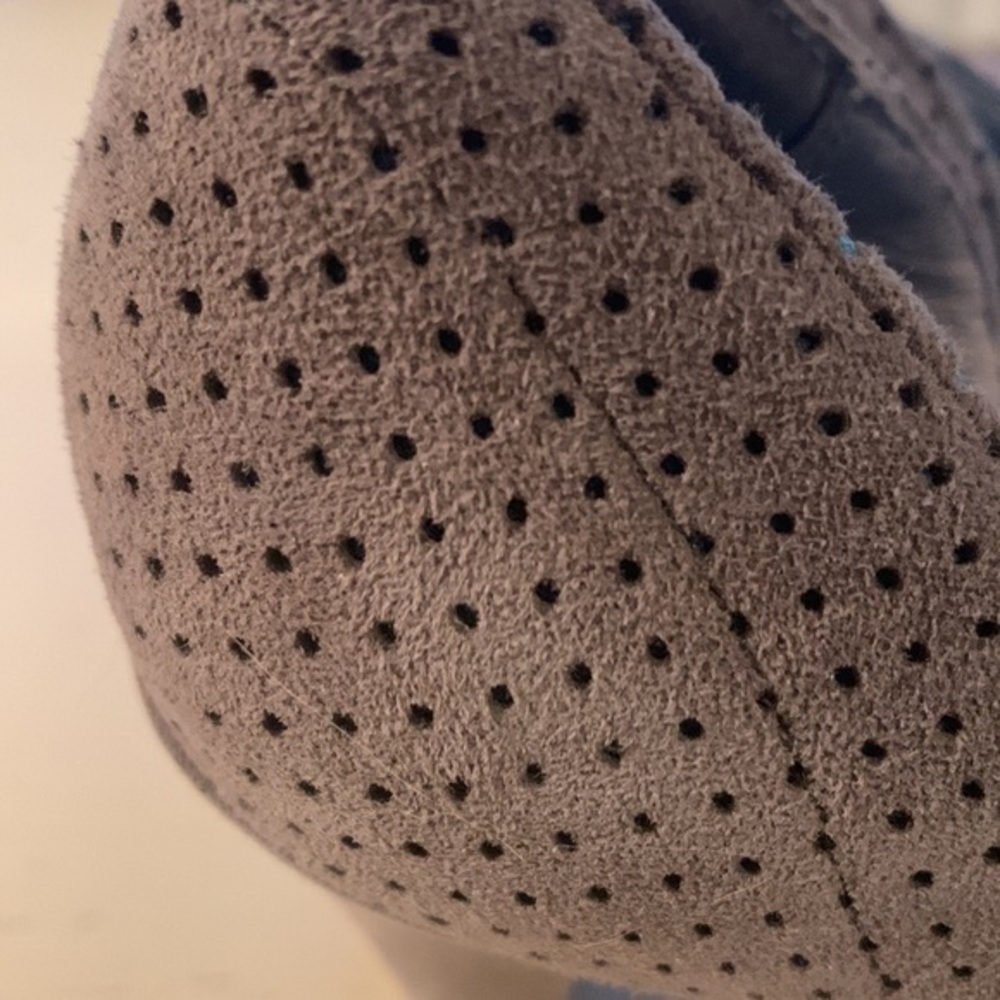 Tsubo Grey Perforated Heels - Picture 2 of 7
